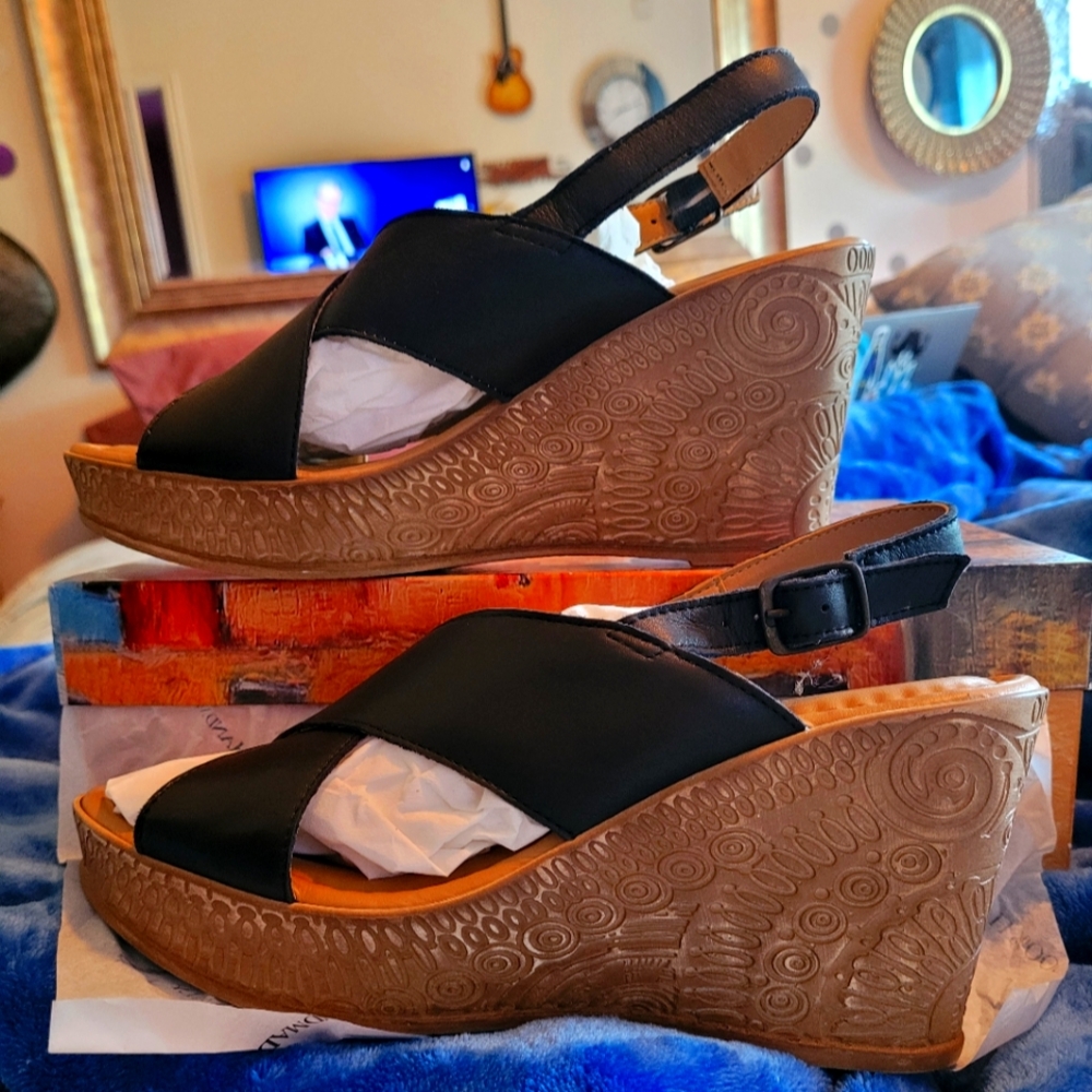 BELLA-VITA RICH LEATHER WEDGES NEW IN ORIGINAL PACKAGING size 8 narrow